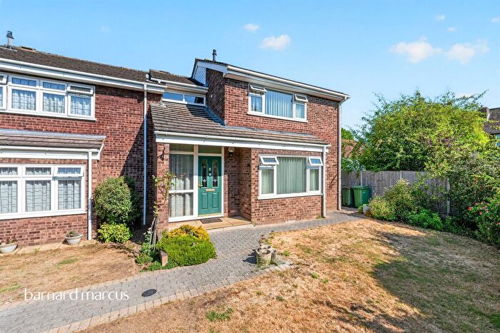 3 Bedroom End Terrace House For Sale In Knolls Close, Worcester Park, KT4