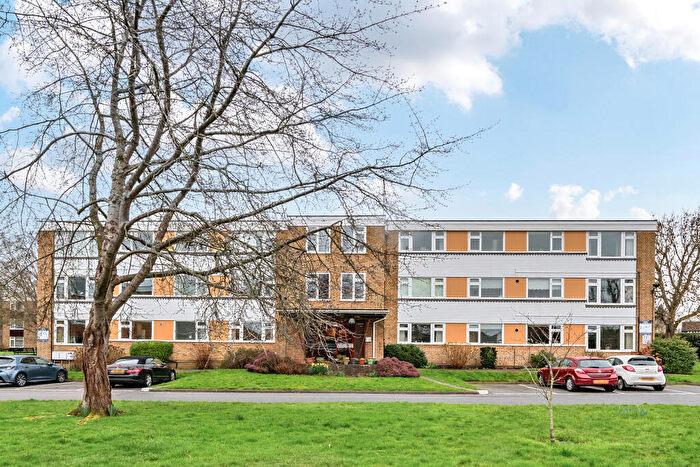 3 Bedroom Flat For Sale In Avenue Road, Epsom, KT18