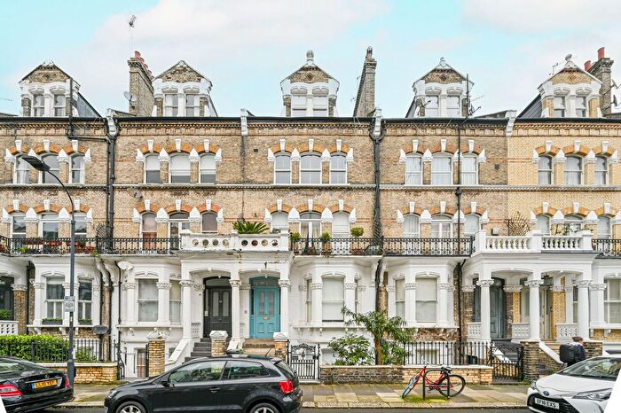3 Bedroom Flat To Rent In Gunterstone Road, West Kensington, London, W14