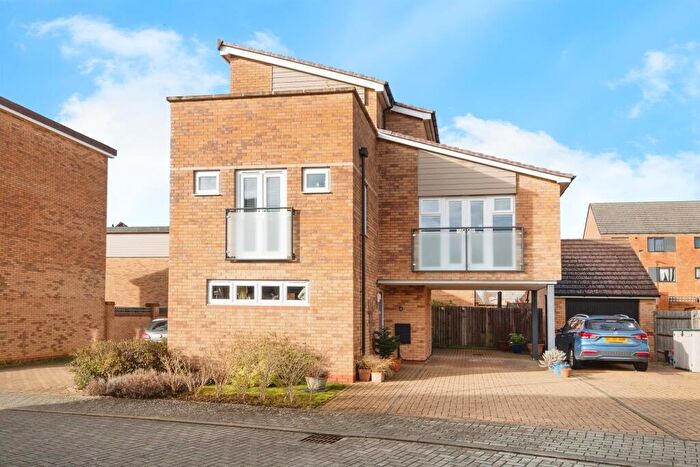 3 Bedroom Detached House For Sale In Agrippa Crescent, Fairfields, Milton Keynes, MK11