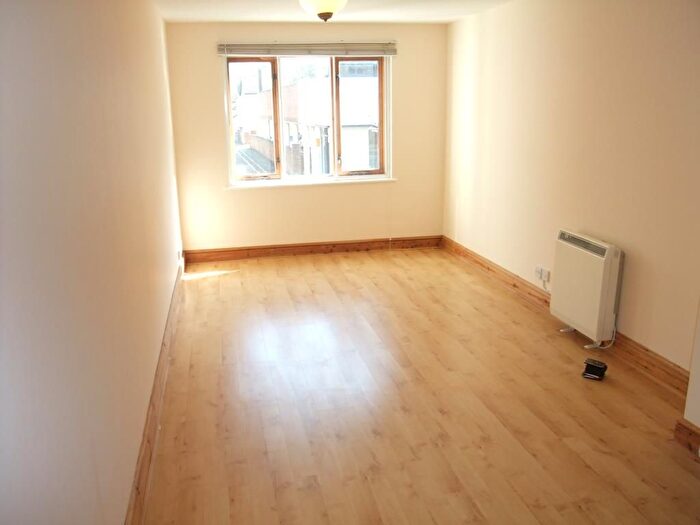 1 Bedroom Flat To Rent In Fairfield Avenue, Staines, Middlesex, TW18