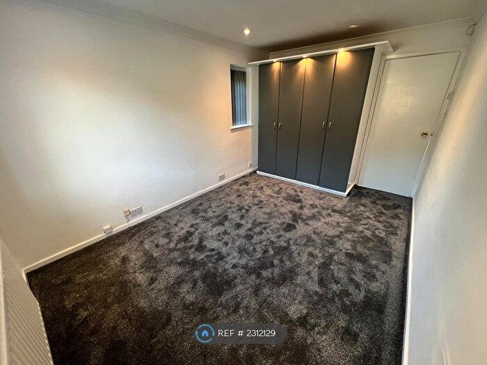 2 Bedroom Flat To Rent In Alwoodley, Leeds, LS17