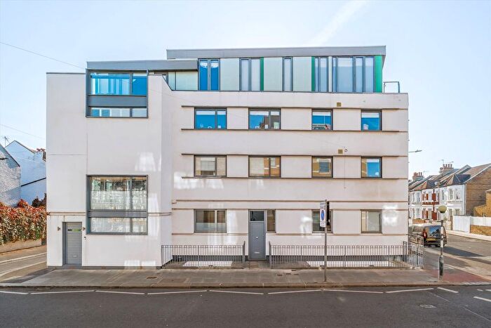 2 Bedroom Flat For Sale In Bishops Road, Fulham, SW6