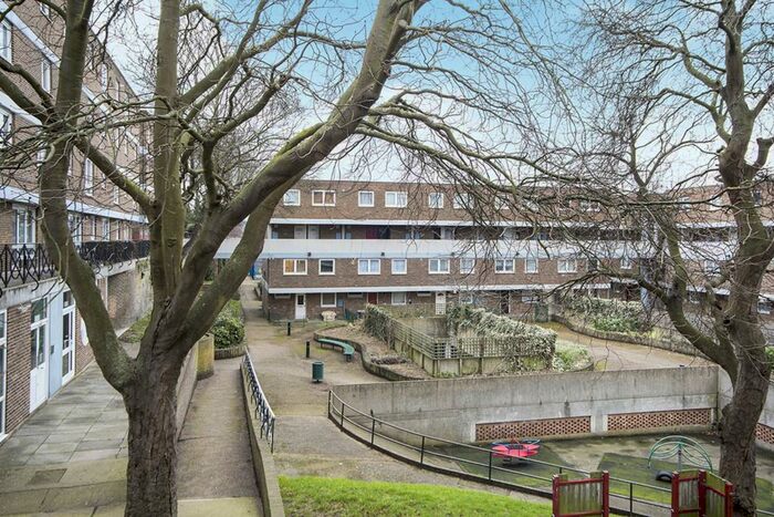 2 Bedroom Flat To Rent In Melville Court, Chatham, Kent, ME4