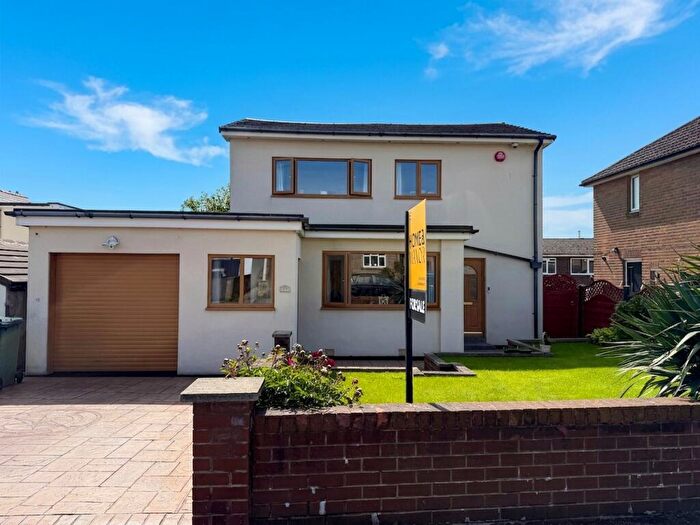 3 Bedroom Detached House For Sale In New Avenue, Huddersfield, HD5