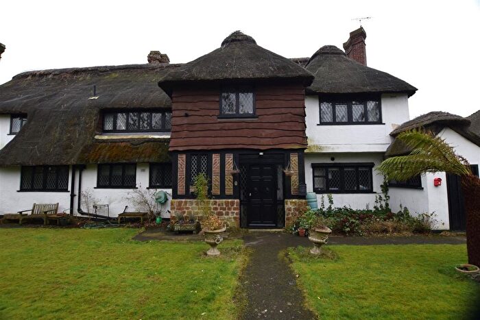 2 Bedroom Flat To Rent In Pinewoods, Bexhill-On-Sea, TN39