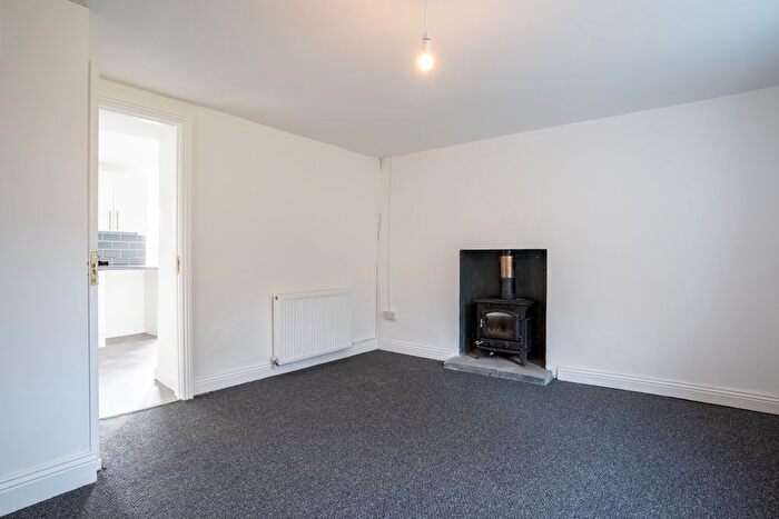 2 Bedroom Cottage To Rent In Wind Street, Blaenllechau, CF43