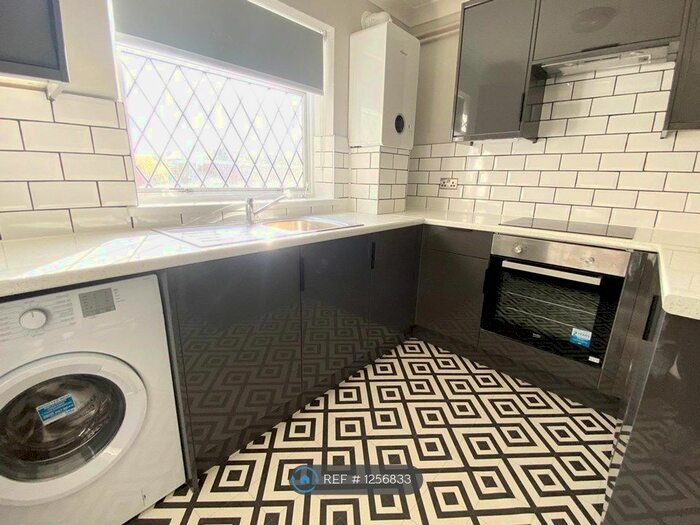 3 Bedroom Flat To Rent In Ellwood Avenue, Southampton SO19