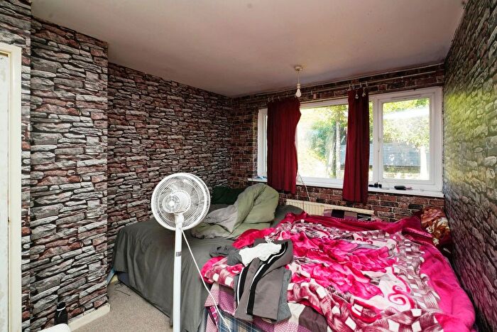 3 Bedroom Terraced House For Sale In Brendon Avenue, Luton, LU2
