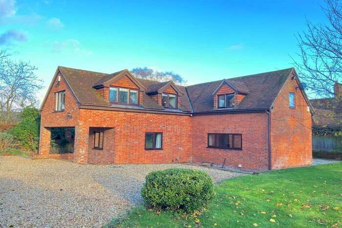 3 Bedroom House To Rent In Stoney Heath, Hampshire, RG26