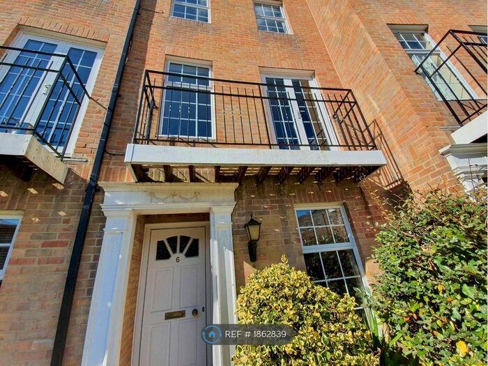 4 Bedroom Terraced House To Rent In Holly Lodge, Poole, BH13