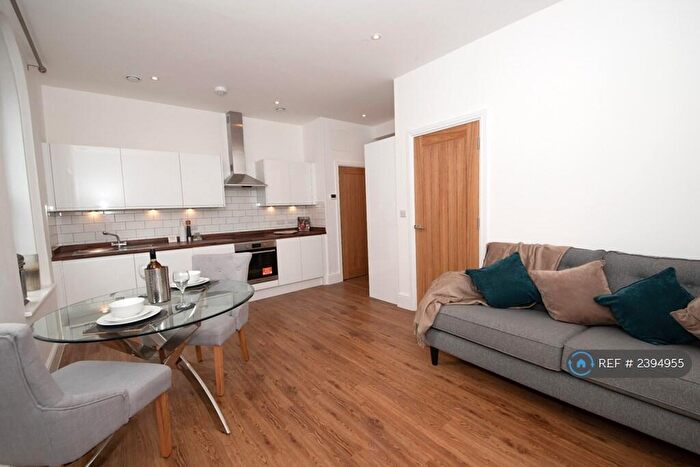 2 Bedroom Flat To Rent In High Street Alton, Alton, GU34