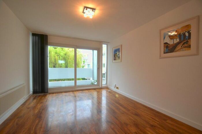 3 Bedroom Flat To Rent In Bloomsbury Close, Ealing, W5