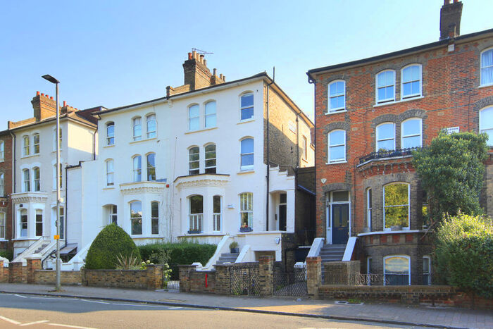 2 Bedroom Flat To Rent In Bolingbroke Grove, Battersea, London, SW11