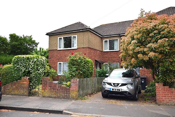 2 Bedroom Flat To Rent In Park Lane, Chadwell Heath, RM6