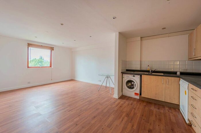 3 Bedroom Flat To Rent In Gaselee Street, Isle Of Dogs, London, E14