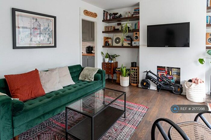 3 Bedroom Flat To Rent In Buxton Court, London, N1