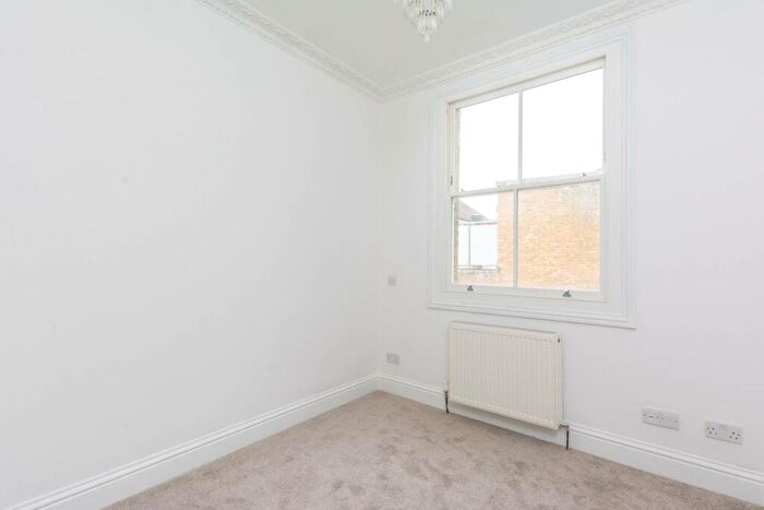 3 Bedroom Flat To Rent In Mortlake High Street, Mortlake, London, SW14
