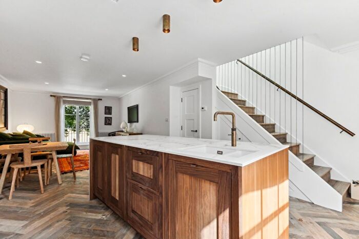 2 Bedroom Flat To Rent In The Green, Richmond, Surrey, TW9