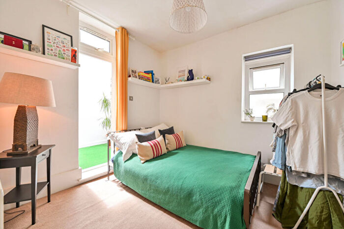 2 Bedroom Flat For Sale In Rye Lane, Peckham Rye, London, SE15