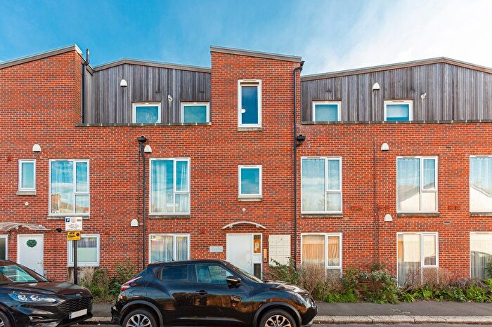 1 Bedroom Flat To Rent In Ivy Road, Hounslow, TW3