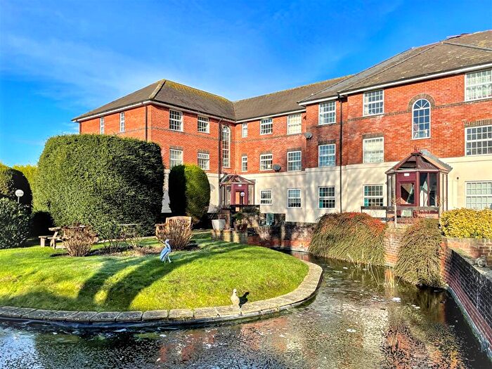 2 Bedroom Flat For Sale In Newbury, Gillingham, SP8