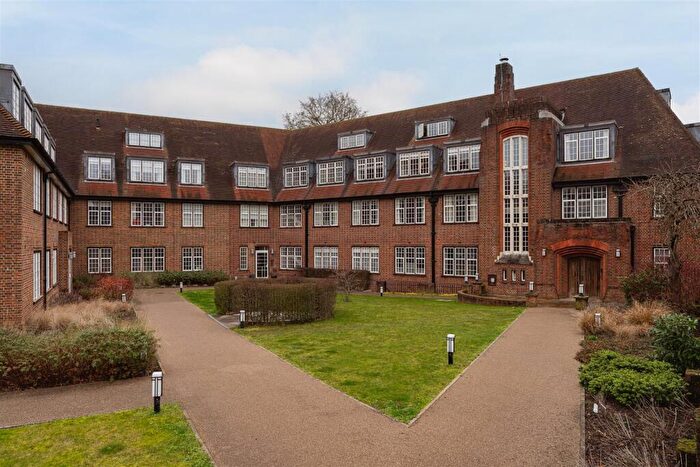 2 Bedroom Apartment For Sale In Lesbourne Road, Reigate, RH2