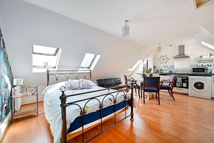 Maisonette To Rent In Chatsworth Gardens, Acton, London, W3