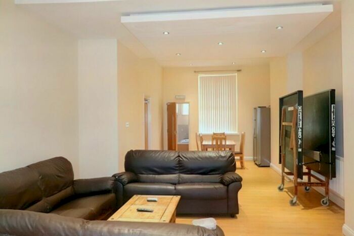 8 Bedroom Terraced House To Rent In University Road, Leicester, LE1