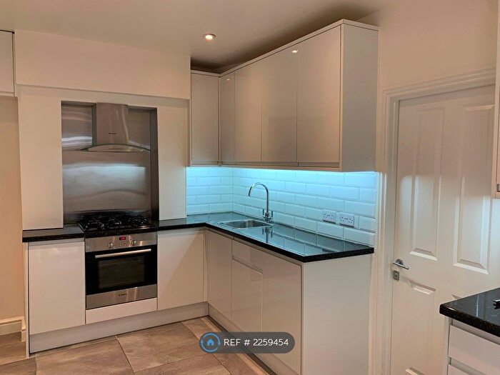 2 Bedroom Flat To Rent In Allfarthing Lane, London, SW18
