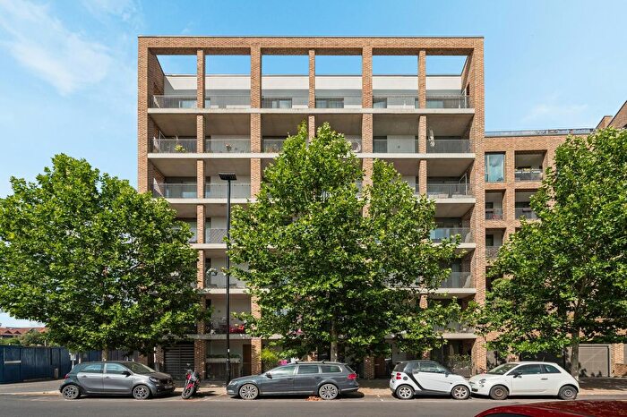2 Bedroom Flat For Sale In Paddlers Avenue, TW8