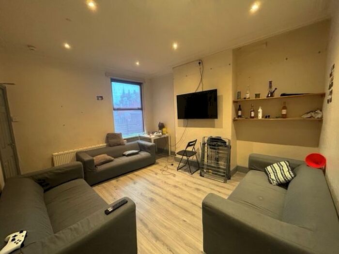 8 Bedroom Property To Rent In Hessle Place, Hyde Park, Leeds, LS6