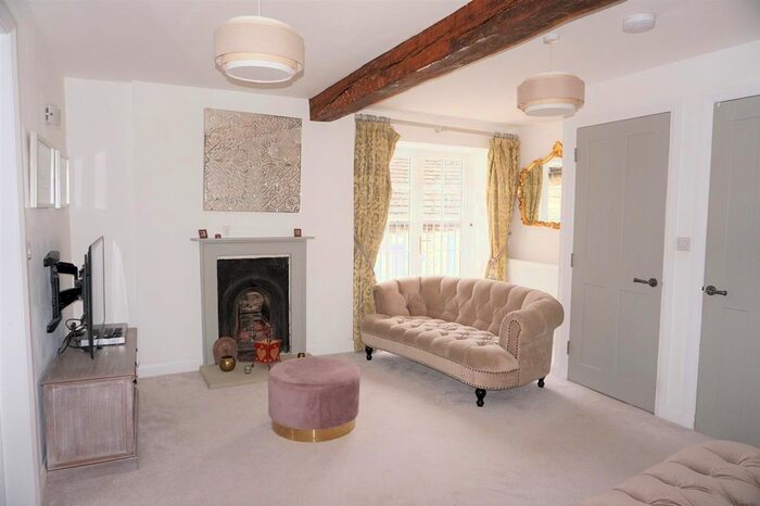 2 Bedroom Flat To Rent In Market Place, Oundle, Peterborough, PE8