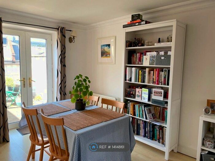 2 Bedroom Flat To Rent In Cedars Rd, London, SW4