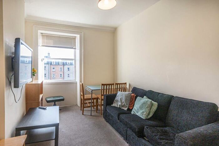 3 Bedroom Flat To Rent In L Nicolson Square, Edinburgh, EH8