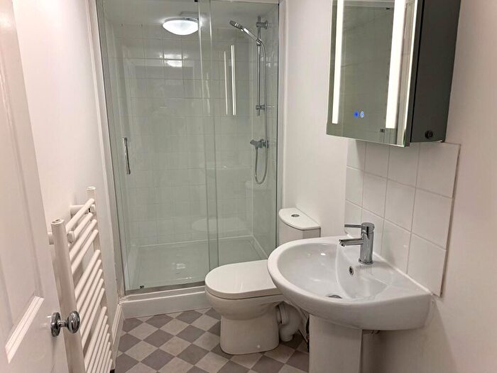 2 Bedroom Apartment To Rent In Bay View Road, LL29