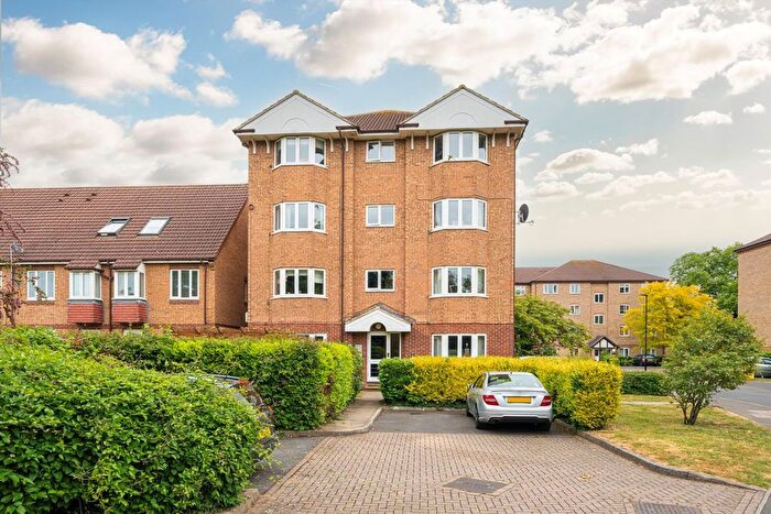 2 Bedroom Flat For Sale In Varsity Drive, Twickenham, TW1