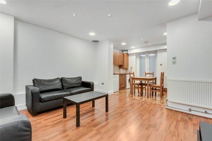3 Bedroom Flat To Rent In Englewood Road, London, SW12