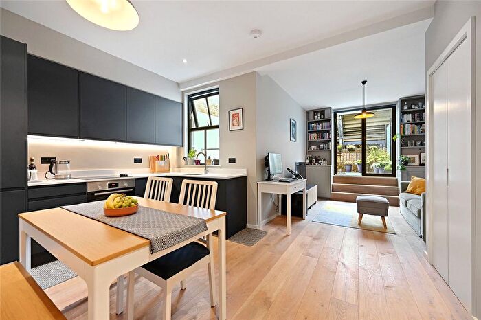 1 Bedroom Flat For Sale In Ellerslie Road, London, W12