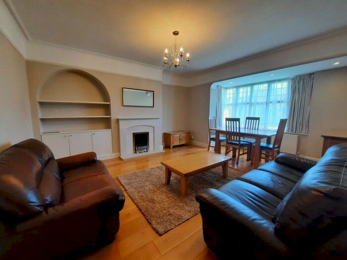 3 Bedroom Flat To Rent In Queens Drive, London, W3