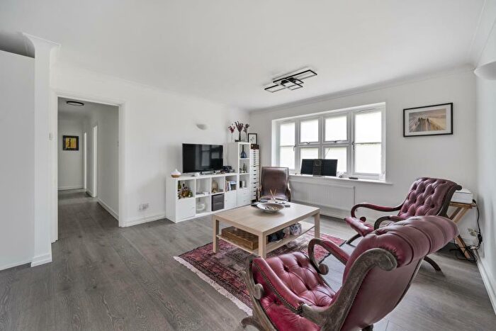 2 Bedroom Flat To Rent In Queens Road, KT13