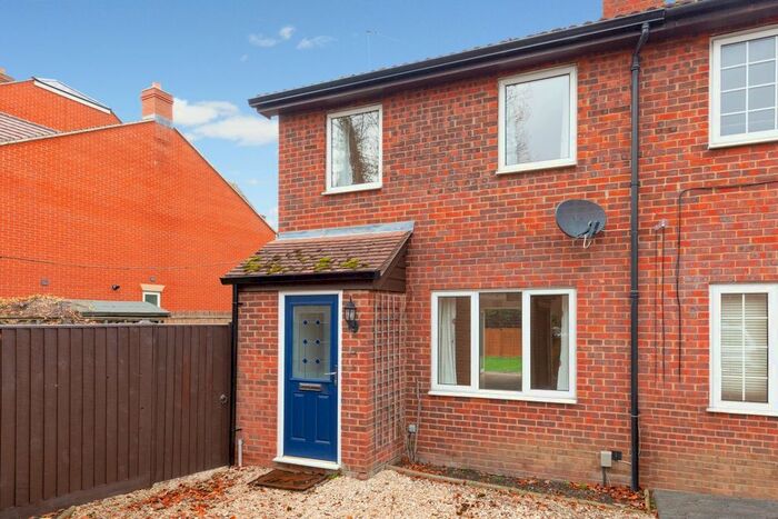 3 Bedroom Semi-Detached House To Rent In Riley Close, Abingdon, OX14