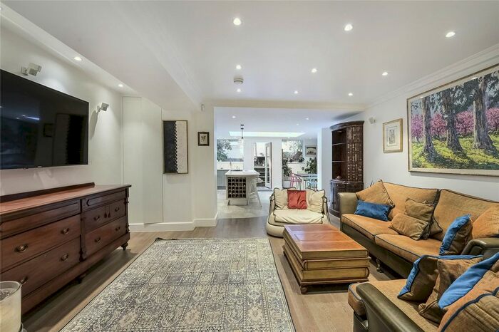 2 Bedroom Flat To Rent In Cromwell Road, Earls Court, SW5