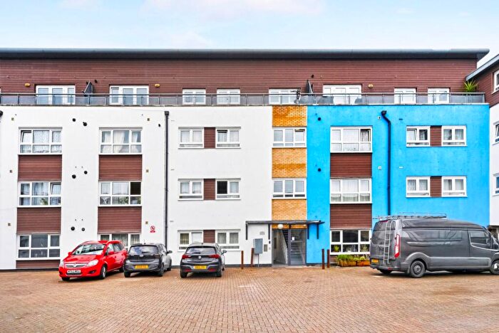 2 Bedroom Apartment For Sale In Milton Road, London, N15