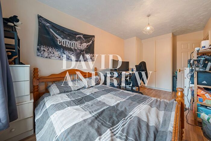 2 Bedroom Flat To Rent In Castleview Close, London, N4