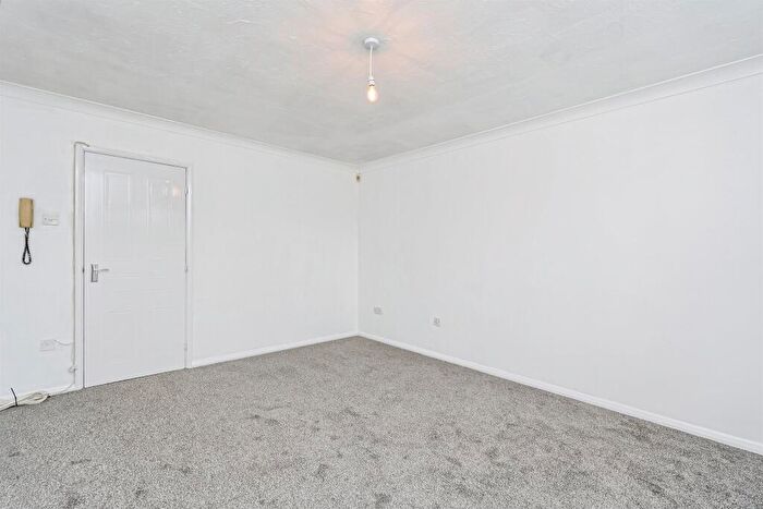 2 Bedroom Maisonette For Sale In Beacon Close, Rownhams, Southampton, SO16