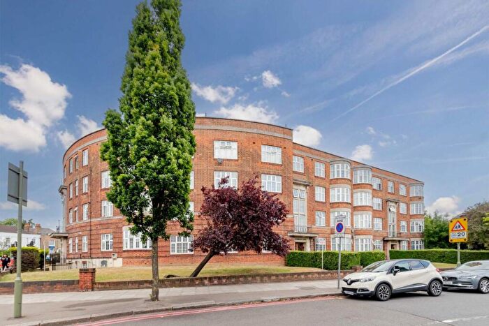 4 Bedroom Flat To Rent In Quadrant Close, Hendon, NW4