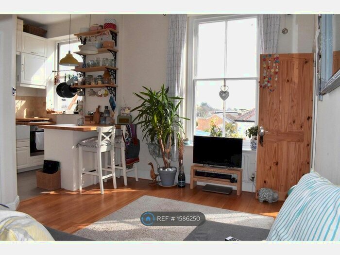 1 Bedroom Flat To Rent In Stanley Road, Teddington, TW11