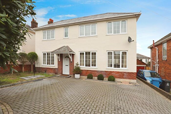 4 Bedroom Detached House For Sale In Glencoe Road, Poole, BH12