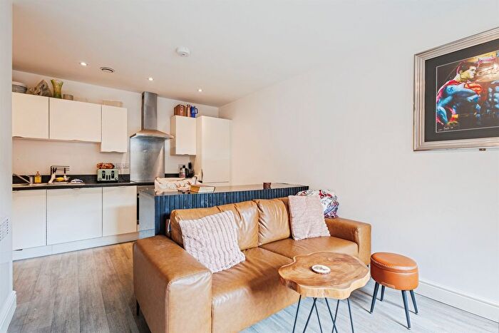 2 Bedroom Flat For Sale In Whitchurch Lane, Bristol, BS14